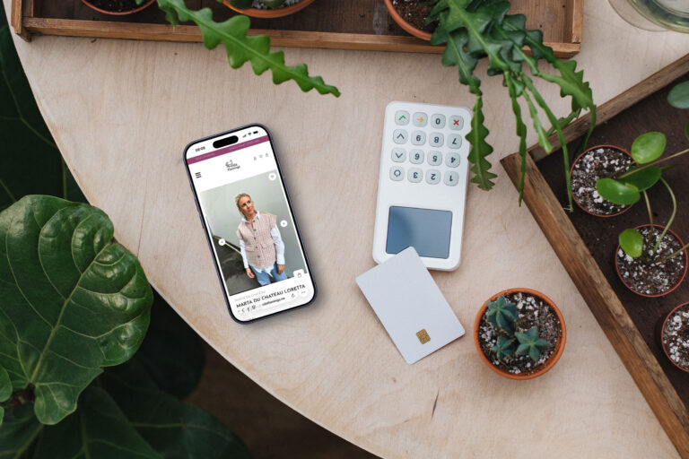 Close up av en telefon som ligger på bordet og viser frem nettbutikken til villaflamingo.no