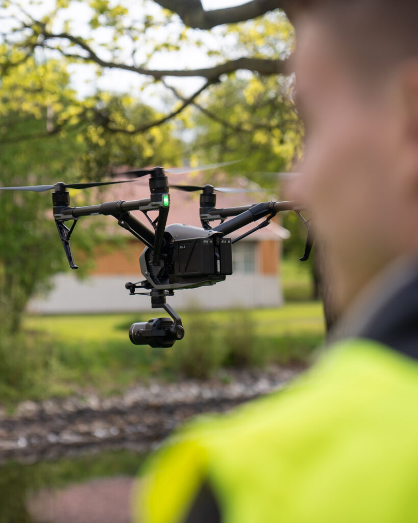 Bilde av en DJI Inspire 2 i Horten, Vestfold med person i forgrunn