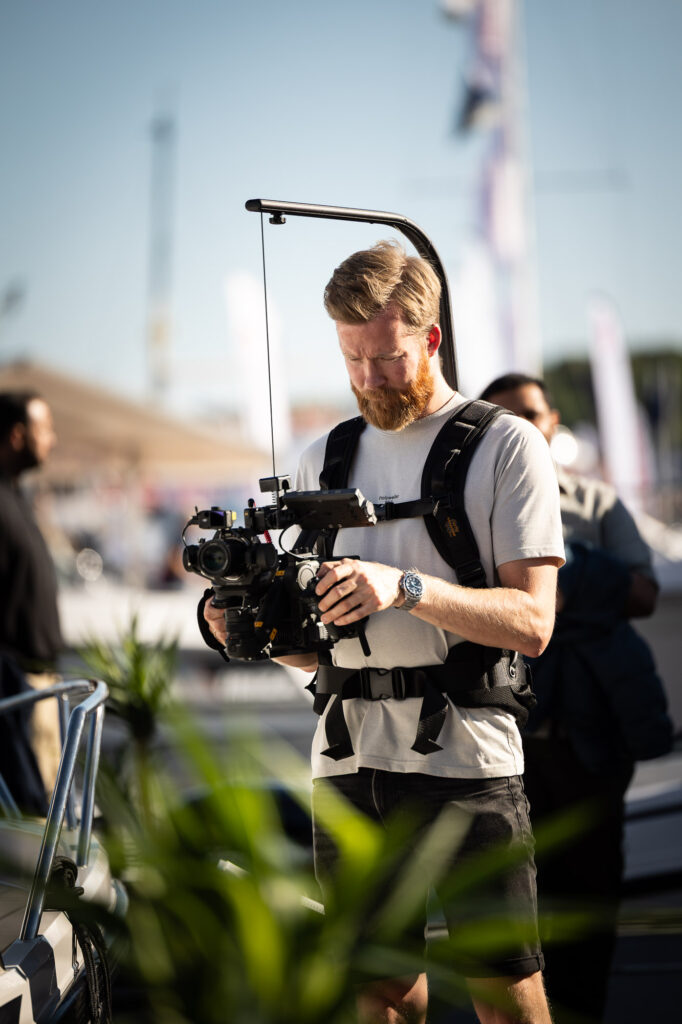 Bilde en av person som filmer med ett DJI Ronin 4D kamera