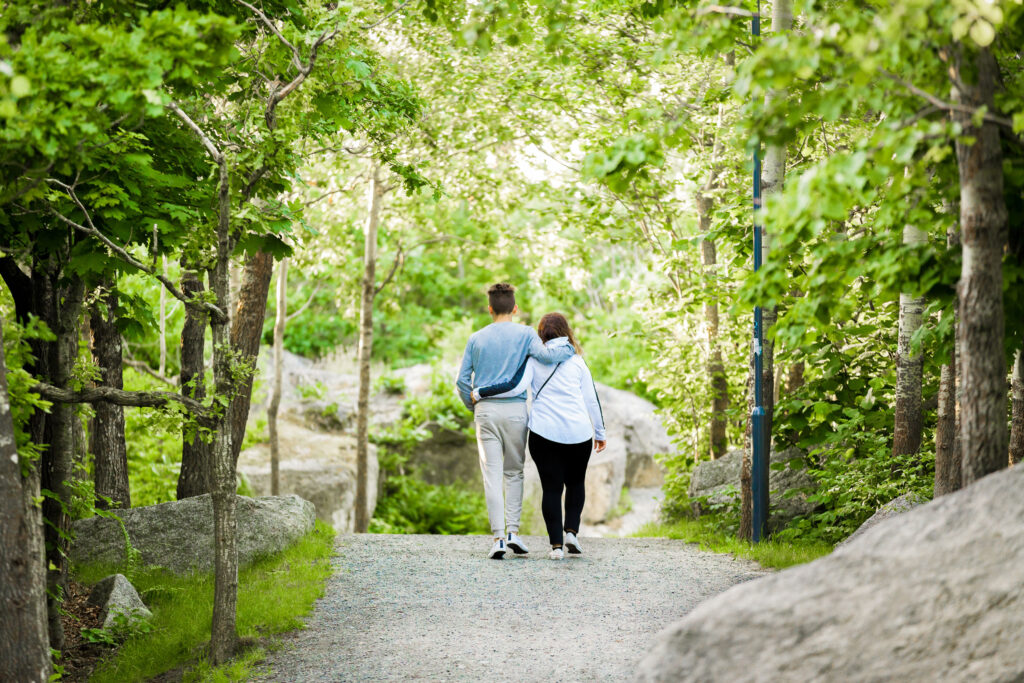 To personer som går ned den idylliske stien på Verdens Ende