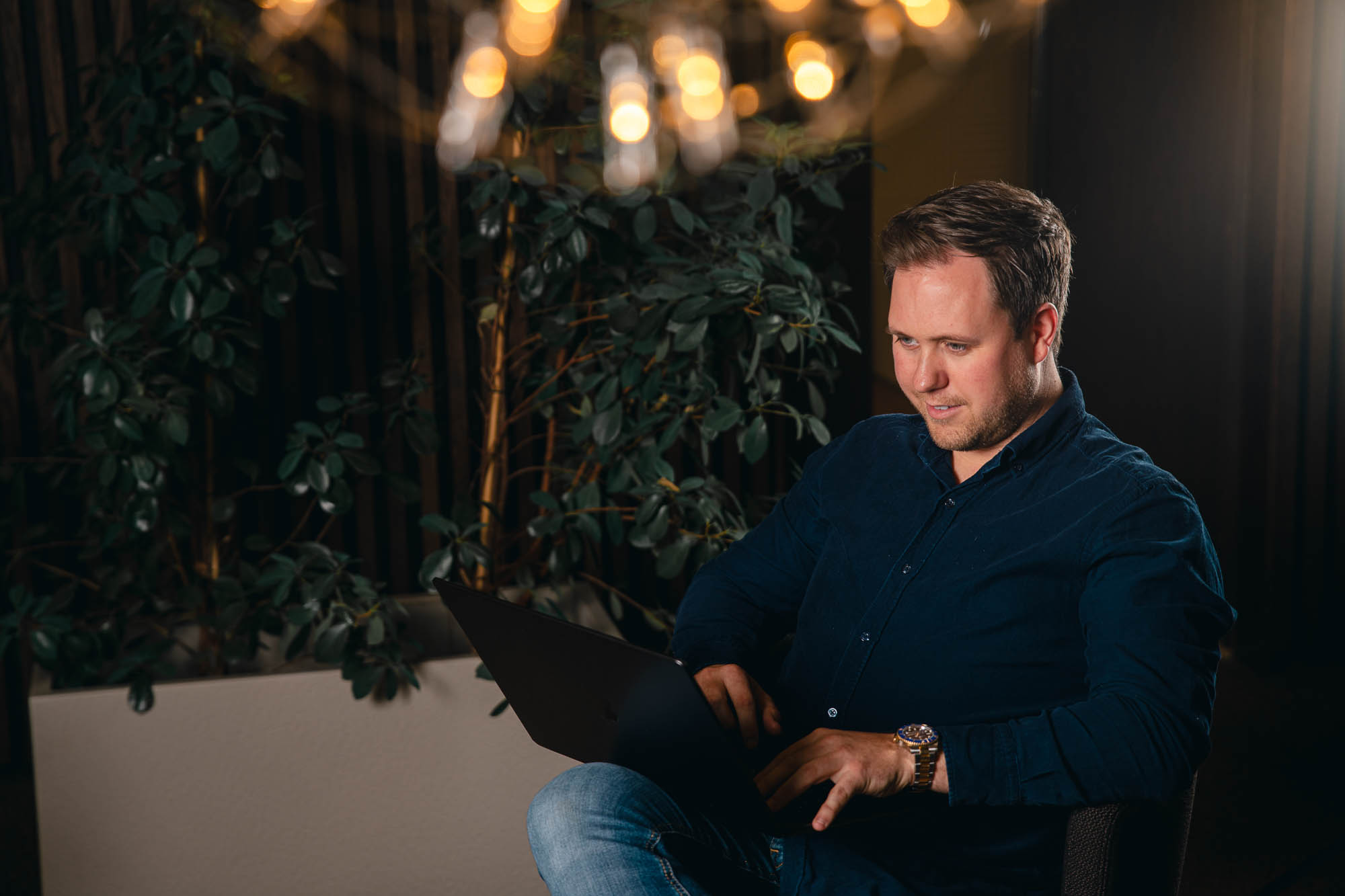 Bilde av Benjamin Lind Enger som jobber på en hjemmeside